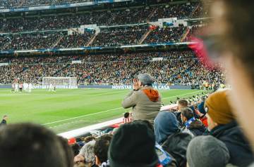 曼联队长B费归队，并为等候的球迷们签名（配图示意）